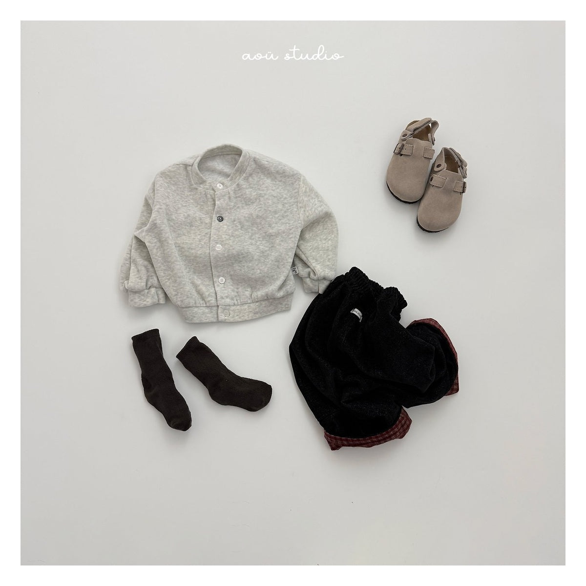 aou studio ロールアップパンツ